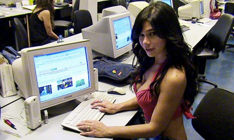 Mariana de Melo en un ciber